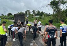 Polri turun tangan perbaiki jalan rawan kecelakaan di Batola