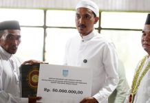 Bupati Saidi Mansyur serahkan bantuan hingga Rp 362 juta untuk pesantren
