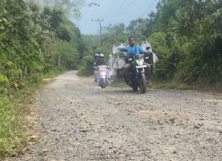Truk batubara tetap beroperasi di malam hari meski Jalan Desa Biih ditutup Dishub Banjar