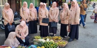 DWP Banjar bagikan jilbab kreasi di Pasar Martapura, apresiasi pejuang Kartini masa kini