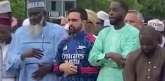 Gaya unik Walikota New York saat Sholat Iedul Adha