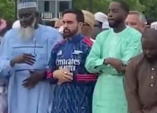 Gaya unik Walikota New York saat Sholat Iedul Adha