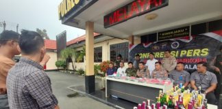 Selain narkoba, Polres Batola juga sita 96 botol miras dalam Operasi Antik Intan