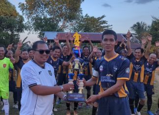 Kompetisi selesai, No Name FC angkat Piala Karang Taruna Banjar U-40