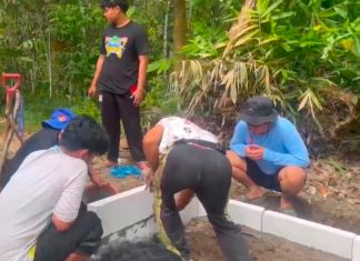 Wujudkan lingkungan bersih, BEM ULM sumbang bak sampah untuk warga Dusun Linau