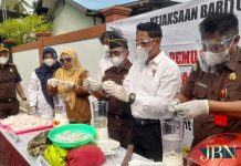 Ribuan butir obat terlarang dan narkotika dimusnahkan di halaman Kejari Batola