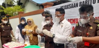 Ribuan butir obat terlarang dan narkotika dimusnahkan di halaman Kejari Batola