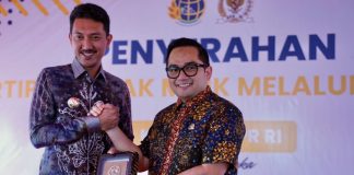 Komisi II DPR RI bersama kementerian terkait serahkan 40 sertifikat tanah bagi MBR di Kabupaten Banjar