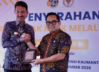 Komisi II DPR RI bersama kementerian terkait serahkan 40 sertifikat tanah bagi MBR di Kabupaten Banjar