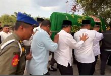 Jenazah H. Rudy Ariffin disemayamkan di Taman Makam Bahagia Banjarbaru, disertai prosesi sholat jenazah di dua kota