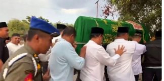 Jenazah H. Rudy Ariffin disemayamkan di Taman Makam Bahagia Banjarbaru, disertai prosesi sholat jenazah di dua kota