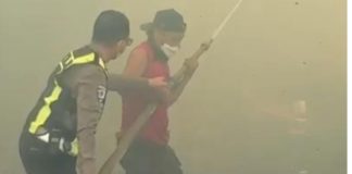 Satlantas Polres Batola berjibaku padamkan api di dua kecamatan
