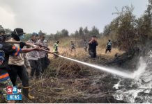 Polres Batola terapkan metode baru : Surfaktan bantu padamkan api Gambut sampai ke akarnya di Jejangkit