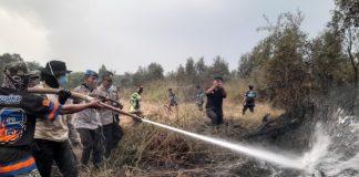 Polres Batola terapkan metode baru : Surfaktan bantu padamkan api Gambut sampai ke akarnya di Jejangkit