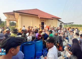 Krisis air bersih melanda Batola, ratusan warga Tamban antre air bersih