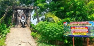 Jembatan Ulin Desa Beringin, semakin miring dan rapuh, warga diminta hindari melintas