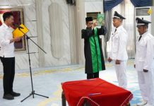 Dua kepala desa pengganti antar waktu resmi dilantik di Mahligai Sultan Adam