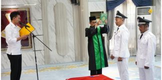 Dua kepala desa pengganti antar waktu resmi dilantik di Mahligai Sultan Adam