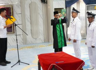Dua kepala desa pengganti antar waktu resmi dilantik di Mahligai Sultan Adam